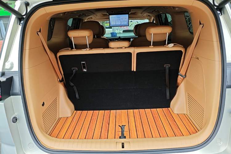 Used VOYAH Dream 2024 PHEV Ultra-Long Range Flagship Edition Trunk
