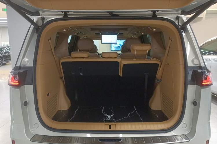 Used VOYAH Dream 2024 PHEV Extended-Range Premium Edition Trunk