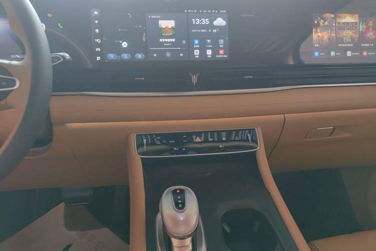Used VOYAH Dream 2024 PHEV Extended-Range Premium Edition Audio And AC Panel