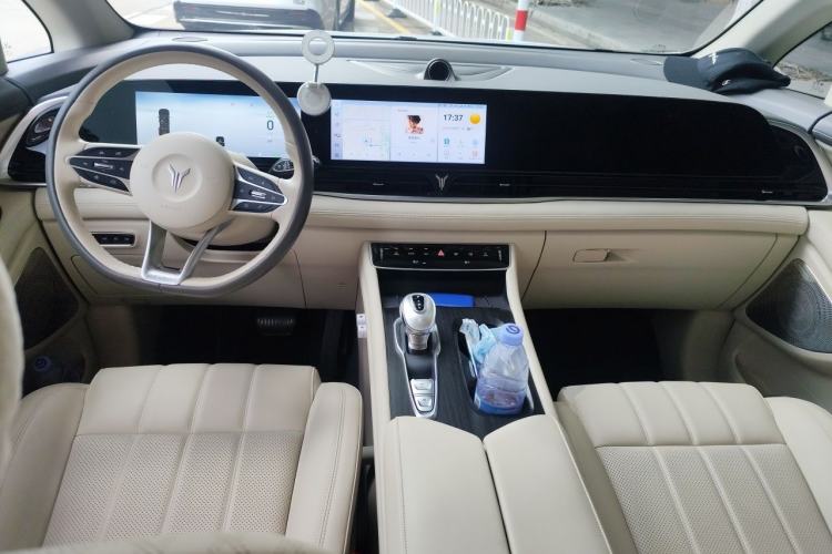 Used VOYAH Dream 2024 PHEV Extended-Range Premium Edition Center Console