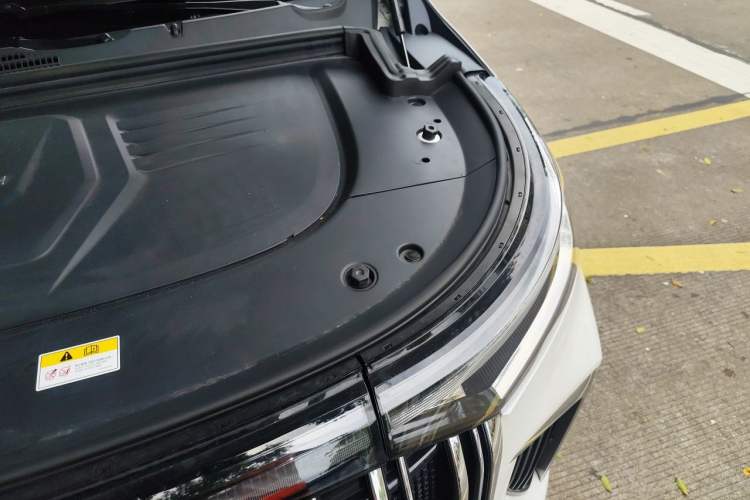 Used VOYAH Dream 2024 PHEV Extended-Range Premium Edition Engine Bay Left