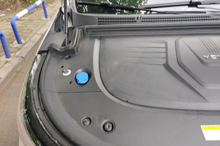 Used VOYAH Dream 2024 PHEV Extended-Range Premium Edition Engine Bay Right