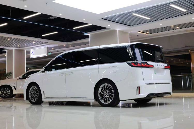 Used VOYAH Dream 2024 PHEV Ultra-Long Range Flagship Edition Exterior 3