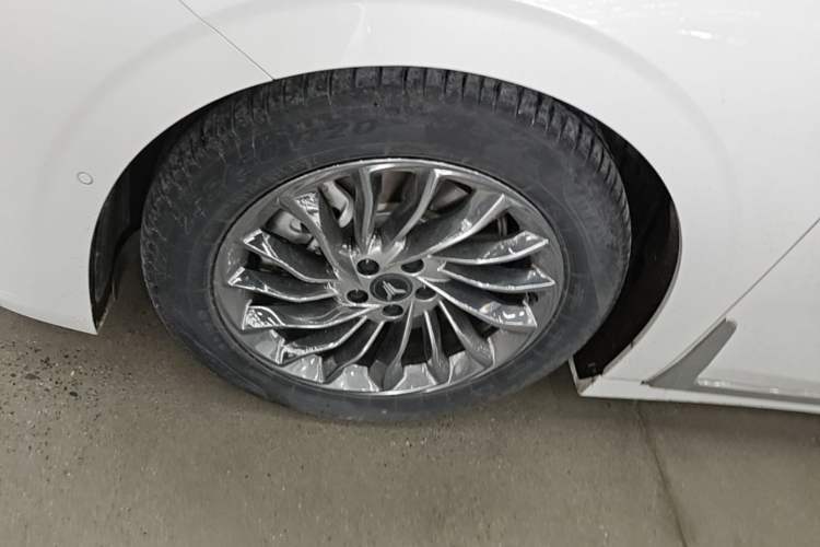Used VOYAH Dream 2024 PHEV Ultra-Long Range Flagship Edition Exterior 4