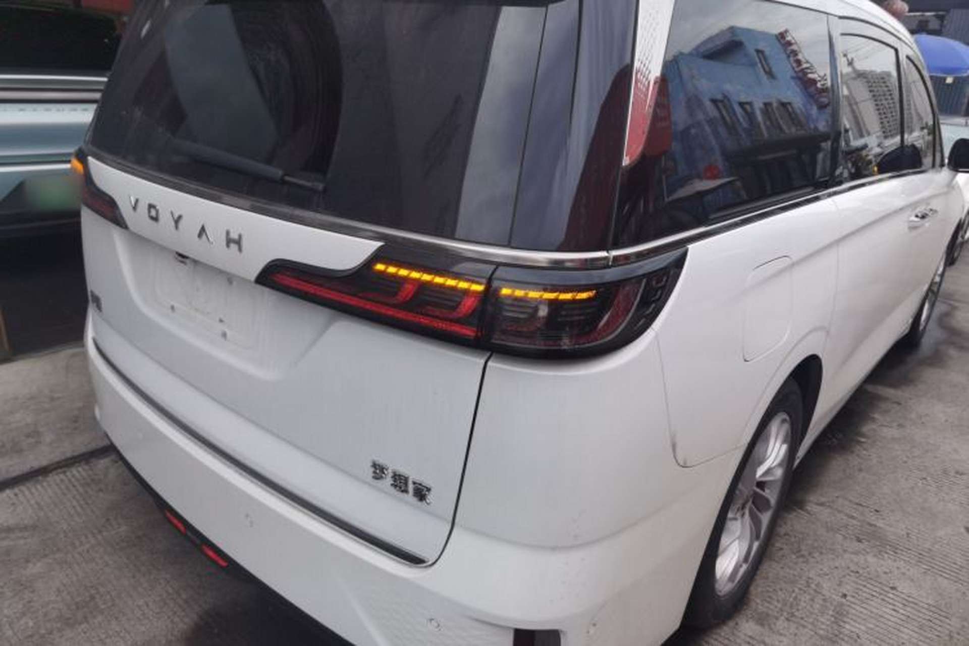 Used VOYAH Dream 2024 PHEV Extended-Range Premium Edition Exterior 5