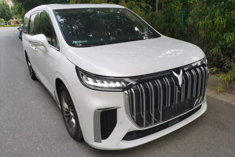 Used VOYAH Dream 2024 PHEV Ultra-Long Range Flagship Edition Front Right 45 Deg