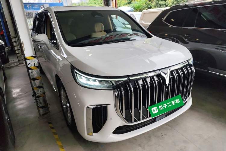 Used VOYAH Dream 2024 PHEV Extended-Range Premium Edition Front Right 45 Deg