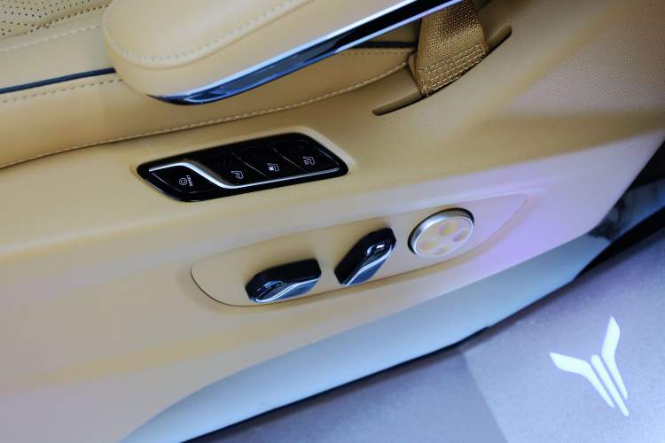 Used VOYAH Dream 2024 PHEV Ultra-Long Range Flagship Edition Interior 10