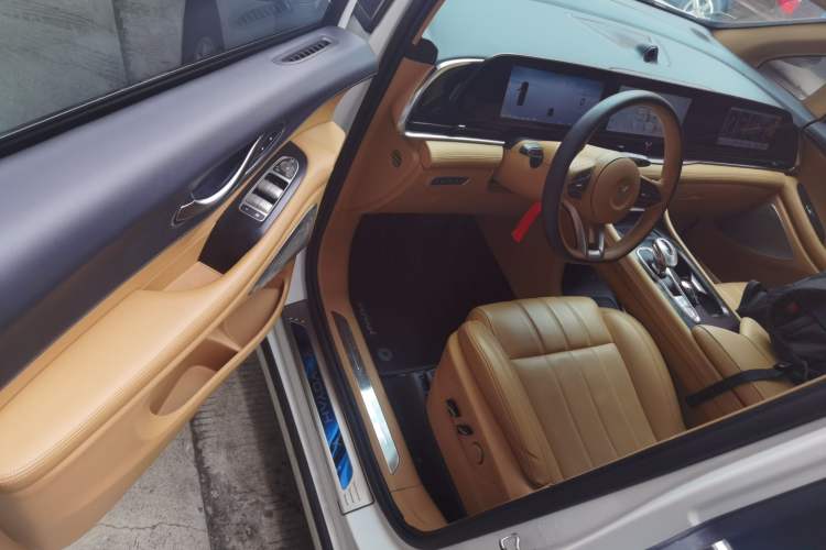 Used VOYAH Dream 2024 PHEV Extended-Range Premium Edition Interior 3