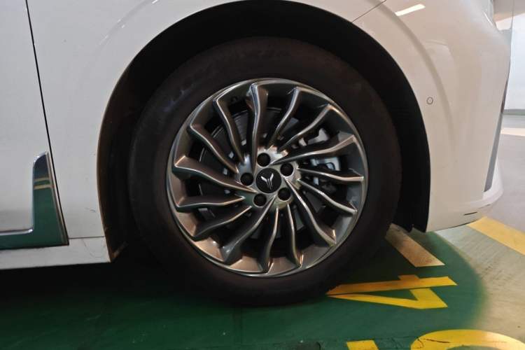 Used VOYAH Dream 2024 PHEV Ultra-Long Range Flagship Edition Right Front Wheel Hub