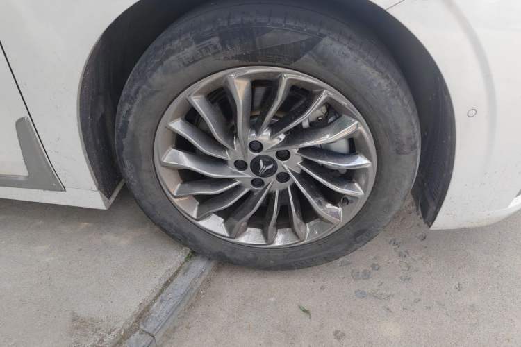 Used VOYAH Dream 2024 PHEV Ultra-Long Range Flagship Edition Right Front Wheel Hub