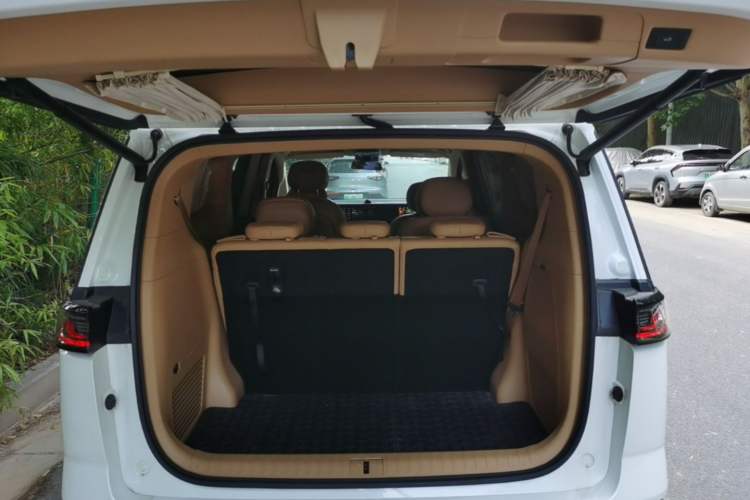 Used VOYAH Dream 2024 PHEV Ultra-Long Range Flagship Edition Trunk