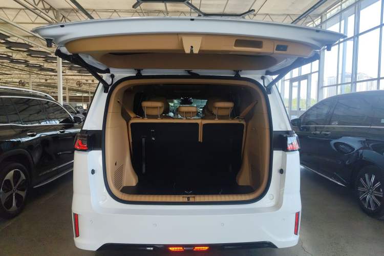 Used VOYAH Dream 2024 PHEV Extended-Range Premium Edition Trunk