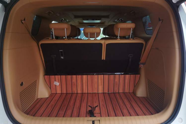 Used VOYAH Dream 2024 PHEV Extended-Range Premium Edition Trunk