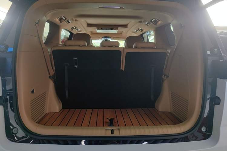 Used VOYAH Dream 2024 PHEV Extended-Range Premium Edition Trunk