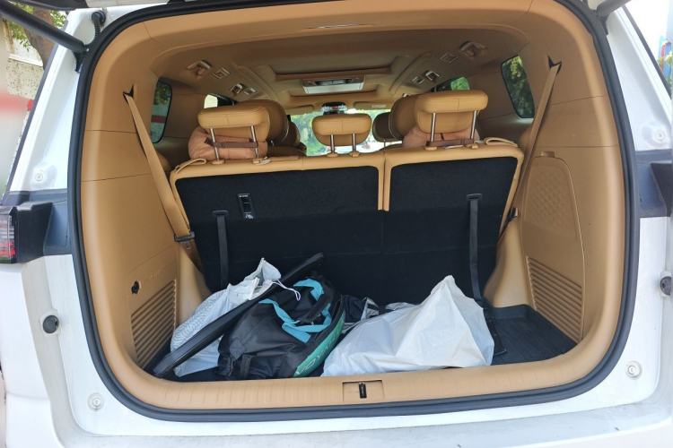 Used VOYAH Dream 2024 PHEV Extended-Range Premium Edition Trunk