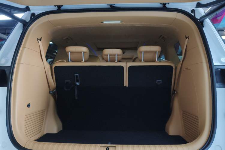 Used VOYAH Dream 2024 PHEV Ultra-Long Range Flagship Edition Trunk