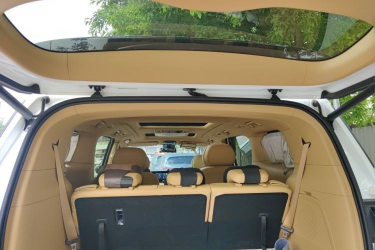 Used VOYAH Dream 2024 PHEV Extended-Range Premium Edition Trunk