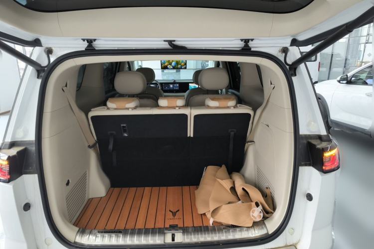 Used VOYAH Dream 2024 PHEV Extended-Range Premium Edition Trunk