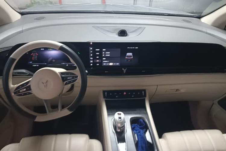 Used VOYAH Dream 2024 EV Long-Range Premium Edition Center Console