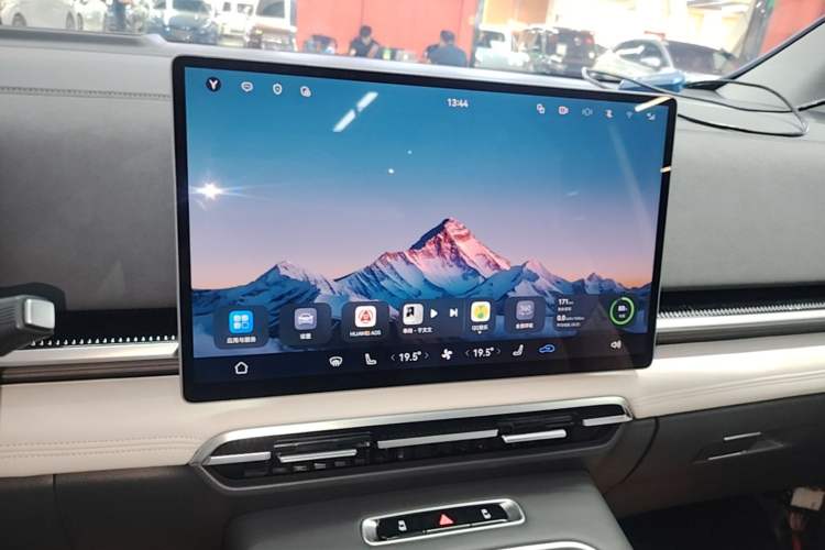 Used VOYAH Dream 2025 PHEV Four-Wheel Drive Prestige Qiankun Edition Audio And AC Panel