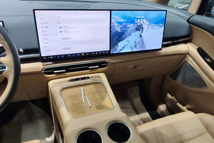 Used VOYAH Dream 2025 PHEV Four-Wheel-Drive Flagship Kunpeng Edition Audio And AC Panel
