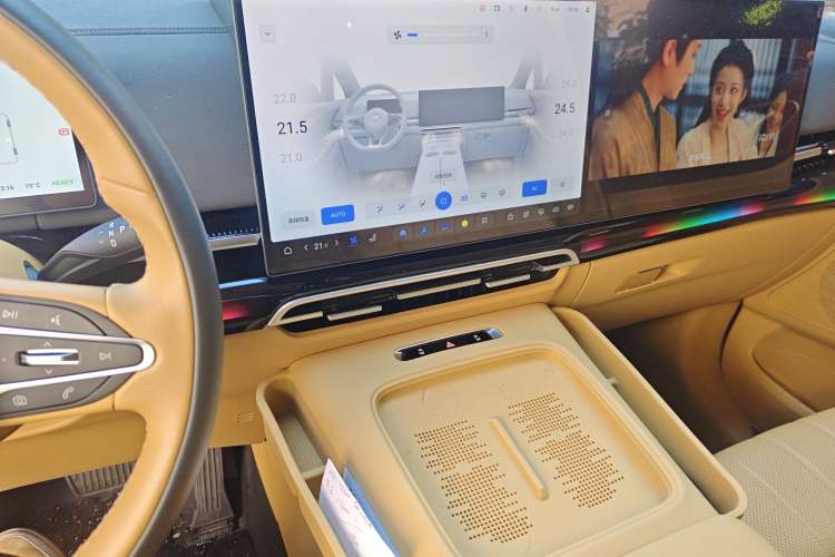 Used VOYAH Dream 2025 PHEV Four-Wheel Drive Excellence Kunpeng Edition Audio And AC Panel