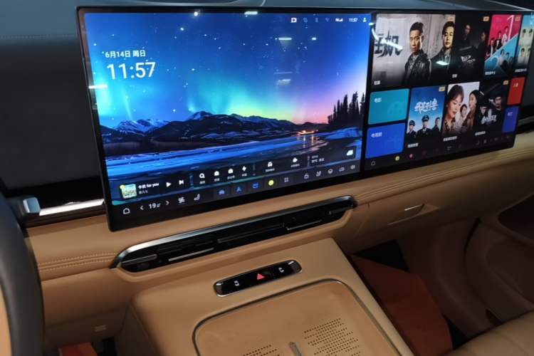 Used VOYAH Dream 2025 PHEV Four-Wheel-Drive Flagship Kunpeng Edition Audio And AC Panel