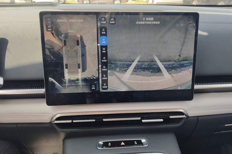 Used VOYAH Dream 2025 PHEV Four-Wheel Drive Prestige Qiankun Edition Audio And AC Panel
