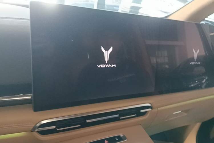 Used VOYAH Dream 2025 PHEV Four-Wheel-Drive Flagship Kunpeng Edition Audio And AC Panel
