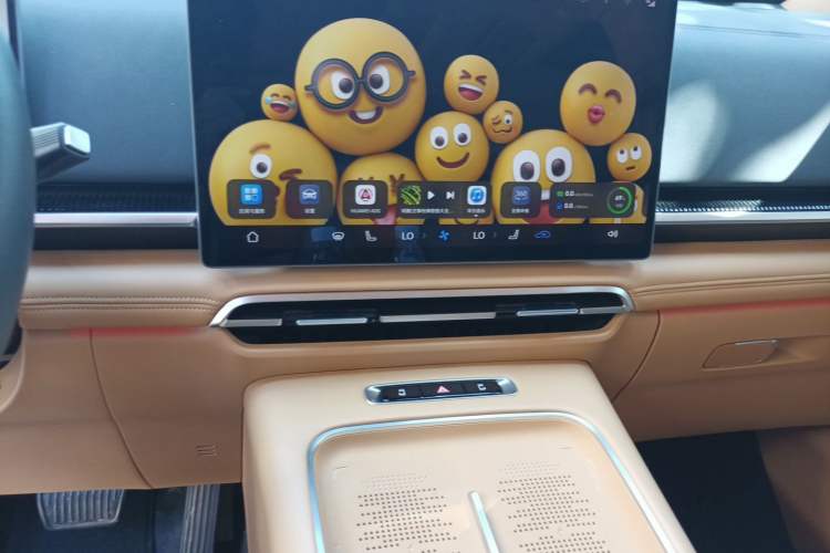 Used VOYAH Dream 2025 PHEV Four-Wheel Drive Prestige Qiankun Edition Audio And AC Panel