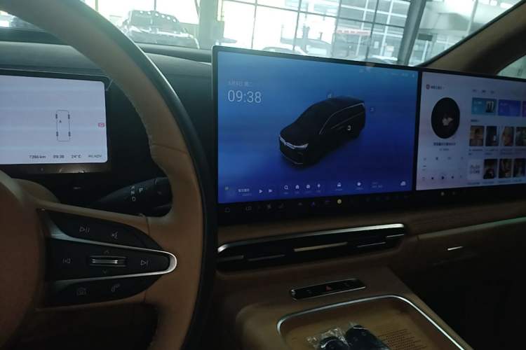 Used VOYAH Dream 2025 PHEV Four-Wheel-Drive Flagship Kunpeng Edition Audio And AC Panel