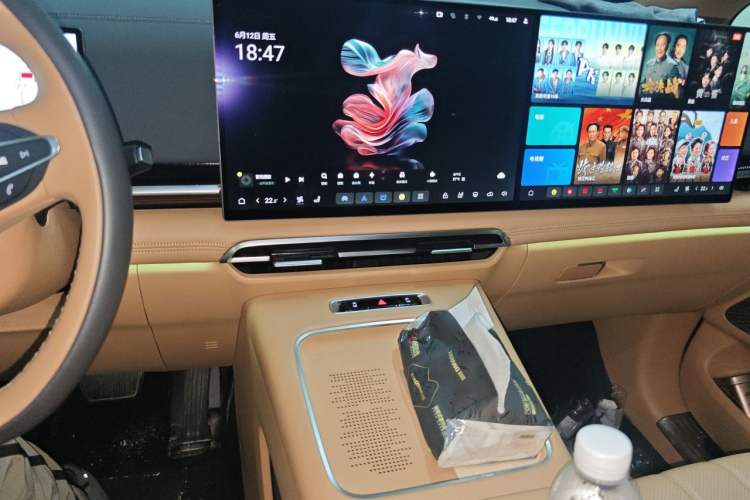 Used VOYAH Dream 2025 PHEV Four-Wheel Drive Prestige Kunpeng Edition Audio And AC Panel