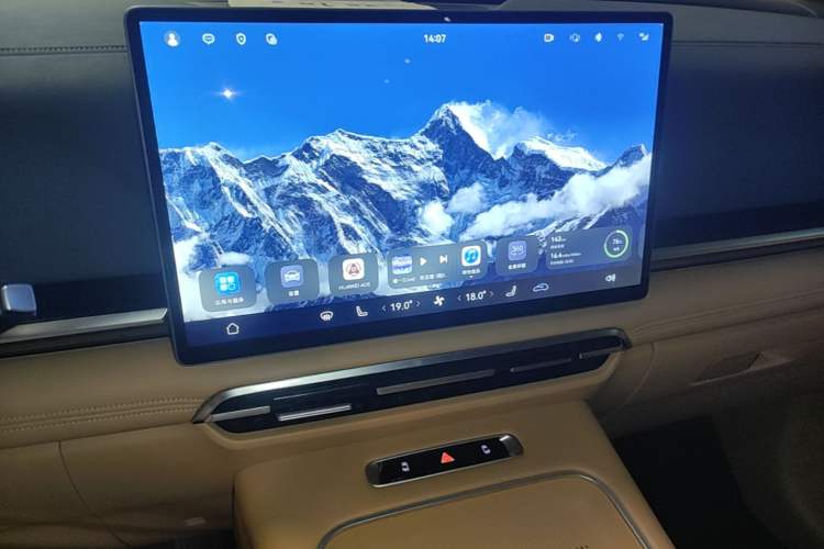 Used VOYAH Dream 2025 PHEV Four-Wheel Drive Excellence Qiankun Edition Audio And AC Panel