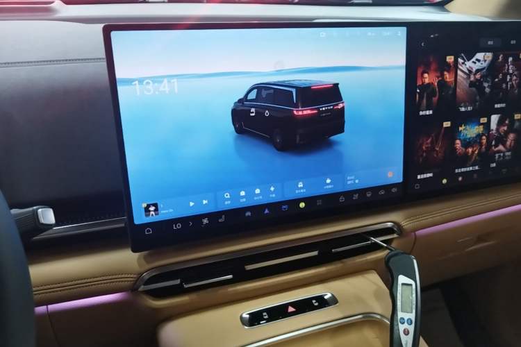 Used VOYAH Dream 2025 PHEV Four-Wheel-Drive Flagship Kunpeng Edition Audio And AC Panel