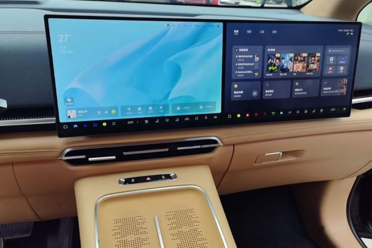 Used VOYAH Dream 2025 PHEV Four-Wheel-Drive Flagship Kunpeng Edition Audio And AC Panel