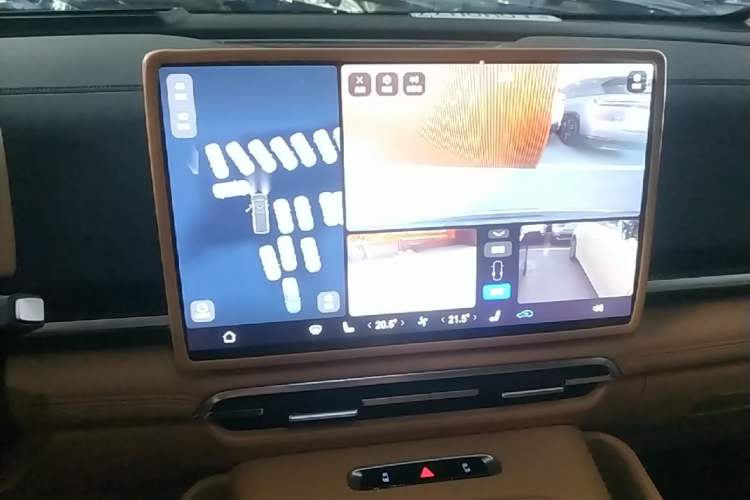 Used VOYAH Dream 2025 PHEV Four-Wheel-Drive Flagship Version – Qiankun Edition Audio And AC Panel