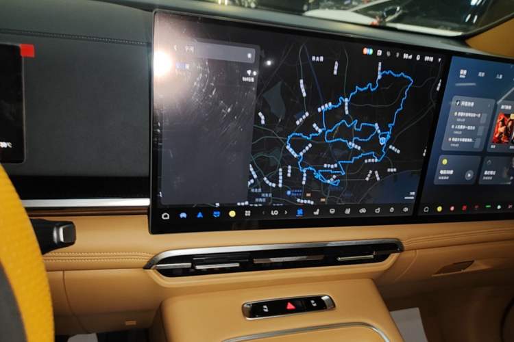 Used VOYAH Dream 2025 PHEV Four-Wheel Drive Excellence Kunpeng Edition Audio And AC Panel