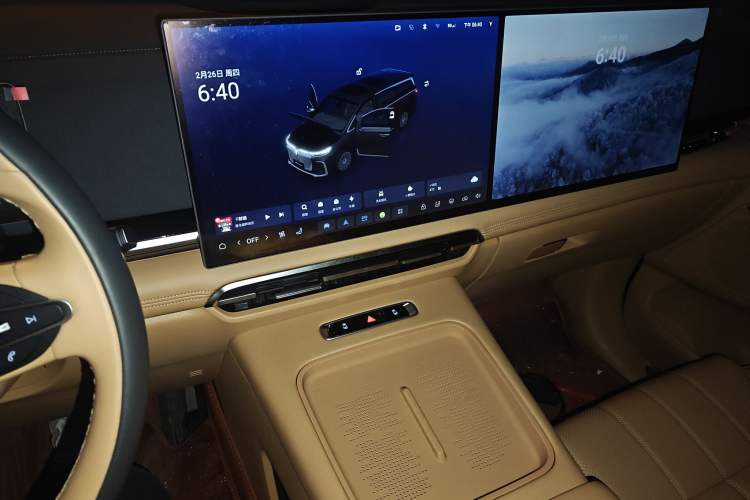 Used VOYAH Dream 2025 PHEV Four-Wheel Drive Excellence Kunpeng Edition Audio And AC Panel