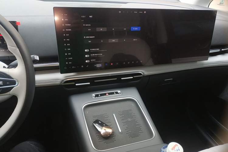 Used VOYAH Dream 2025 PHEV Four-Wheel Drive Prestige Kunpeng Edition Audio And AC Panel