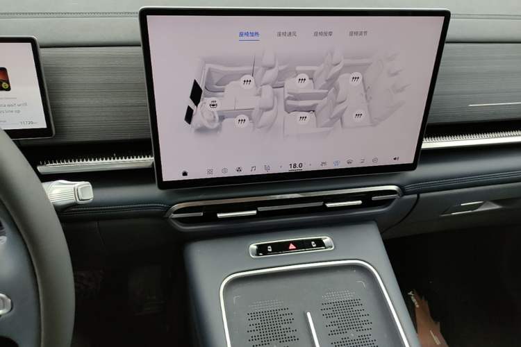 Used VOYAH Dream 2025 PHEV Four-Wheel-Drive Flagship Version – Qiankun Edition Audio And AC Panel