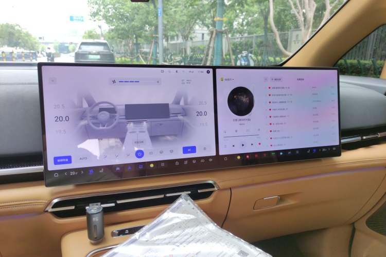 Used VOYAH Dream 2025 PHEV Four-Wheel Drive Excellence Qiankun Edition Audio And AC Panel