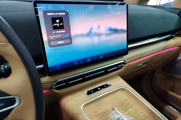 Used VOYAH Dream 2025 PHEV Four-Wheel Drive Prestige Qiankun Edition Audio And AC Panel
