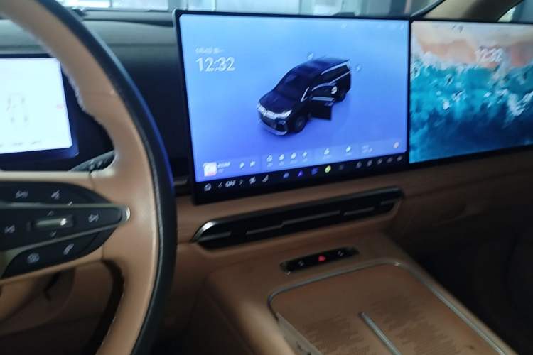 Used VOYAH Dream 2025 PHEV Four-Wheel-Drive Flagship Kunpeng Edition Audio And AC Panel