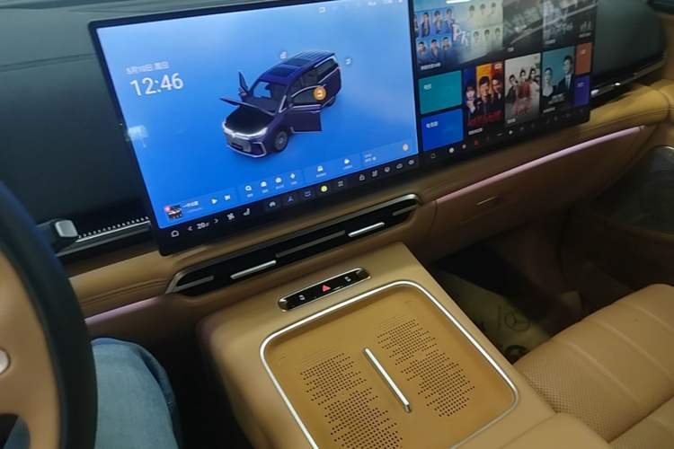 Used VOYAH Dream 2025 PHEV Four-Wheel-Drive Flagship Kunpeng Edition Audio And AC Panel