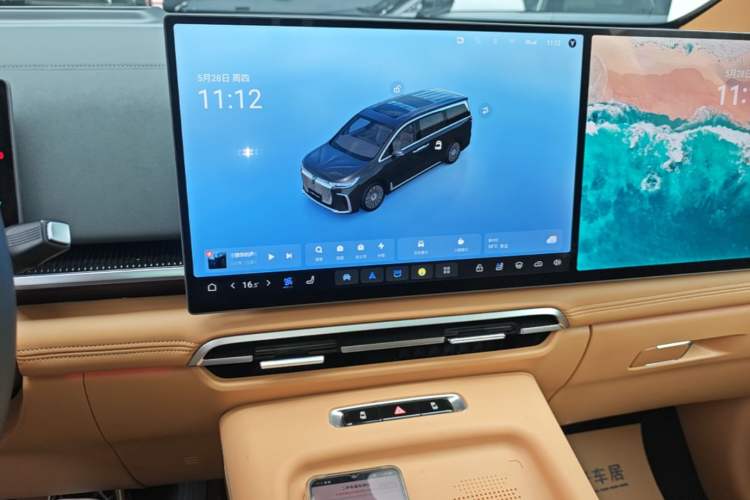 Used VOYAH Dream 2025 PHEV Four-Wheel Drive Prestige Kunpeng Edition Audio And AC Panel