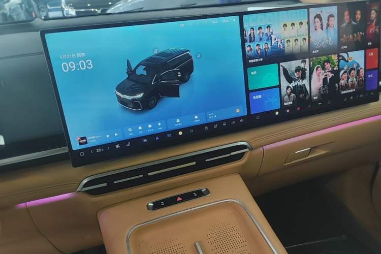 Used VOYAH Dream 2025 PHEV Four-Wheel-Drive Flagship Kunpeng Edition Audio And AC Panel