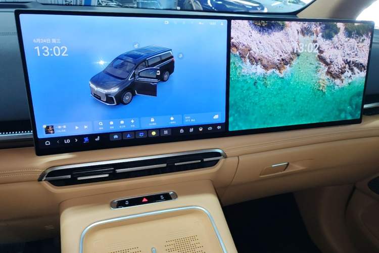 Used VOYAH Dream 2025 PHEV Four-Wheel-Drive Flagship Kunpeng Edition Audio And AC Panel