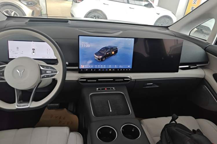 Used VOYAH Dream 2025 PHEV Four-Wheel-Drive Flagship Kunpeng Edition Audio And AC Panel