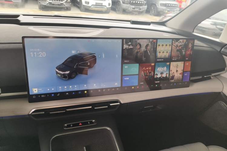 Used VOYAH Dream 2025 PHEV Four-Wheel Drive Prestige Kunpeng Edition Audio And AC Panel